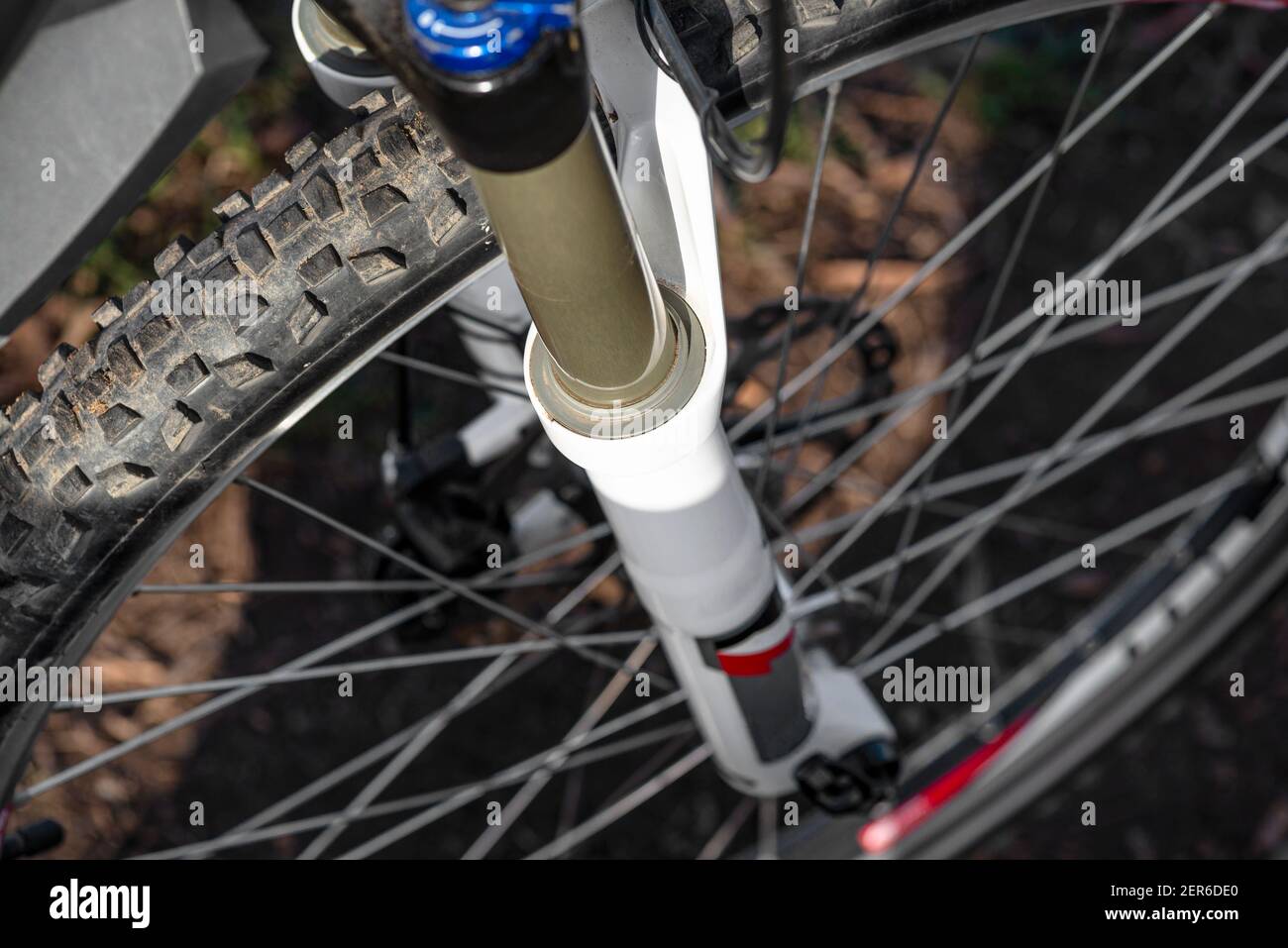 Horquilla delantera con suspensión neumática y aceite para bicicleta de montaña, junta y muelle visibles, vista superior Fotografía de stock Alamy