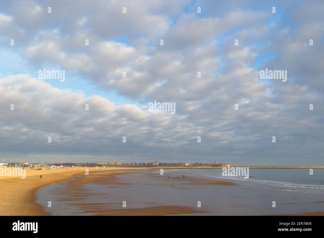 Hermosa arena en la playa en la costa del Mar del Norte en South Shields, South Tyneside bajo un cielo azul-gris nublado. Foto de stock