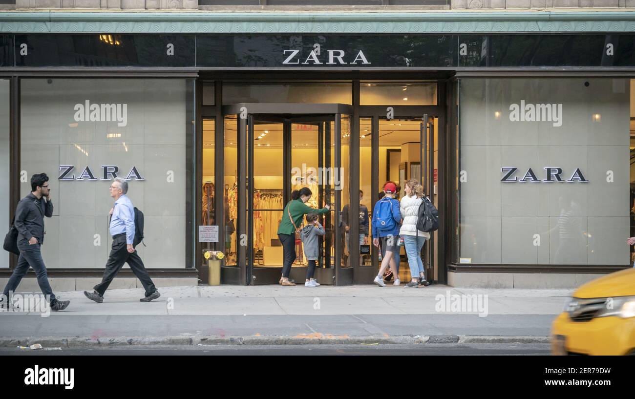 Los compradores pasan por una tienda de ropa Zara en Midtown Manhattan en  Nueva York el martes, 8 de mayo de 2018. La cadena es propiedad del gigante  español Inditex, uno de