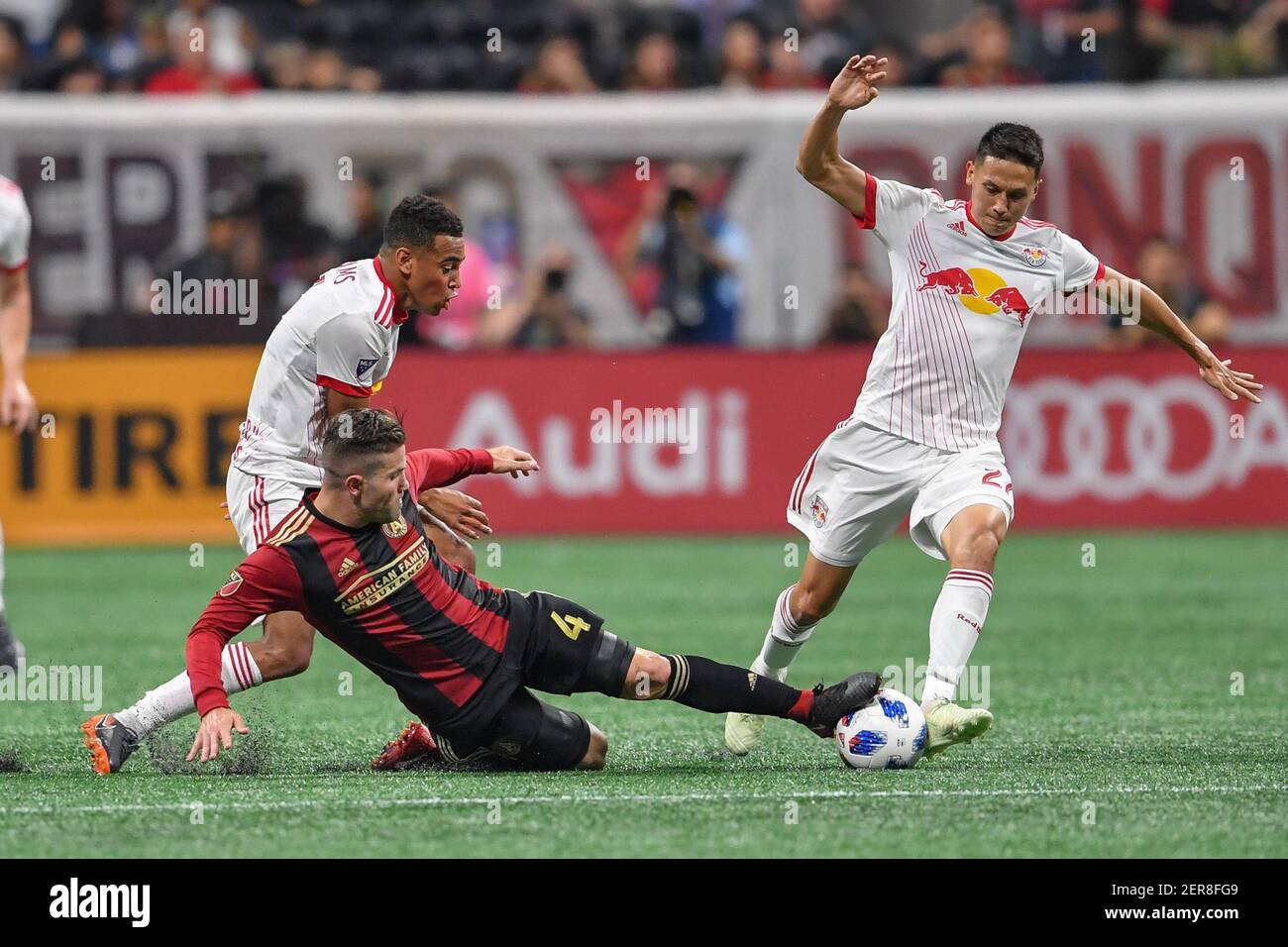 20 de mayo de 2018; Atlanta, GA, EE.UU.; Greg Garza (4), defensor Unido de Atlanta, intenta controlar el balón contra el centrocampista Tyler Adams (4) de New York Red Bulls y el centrocampista sean Davis (27) durante la segunda mitad en el estadio Mercedes-Benz. Crédito obligatorio: Dale Zanine-USA hoy Deportes Foto de stock