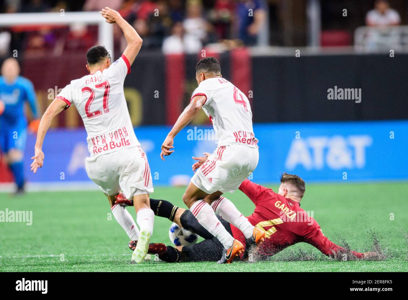 Greg Garza, defensor de Atlanta United (4) y sean Davis, centrocampista de New York Red Bulls (27) durante el partido de fútbol de la MLS entre los New York Red Bulls y Atlanta United en el estadio Mercedes-Benz el domingo 20 de mayo de 2018 en Atlanta, GA. Jacob Kupferman/(Foto de Jacob Kupferman/CSM/Sipa USA) Foto de stock