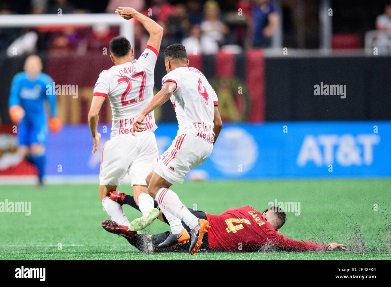 Greg Garza, defensor de Atlanta United (4) y sean Davis, centrocampista de New York Red Bulls (27) durante el partido de fútbol de la MLS entre los New York Red Bulls y Atlanta United en el estadio Mercedes-Benz el domingo 20 de mayo de 2018 en Atlanta, GA. Jacob Kupferman/(Foto de Jacob Kupferman/CSM/Sipa USA) Foto de stock