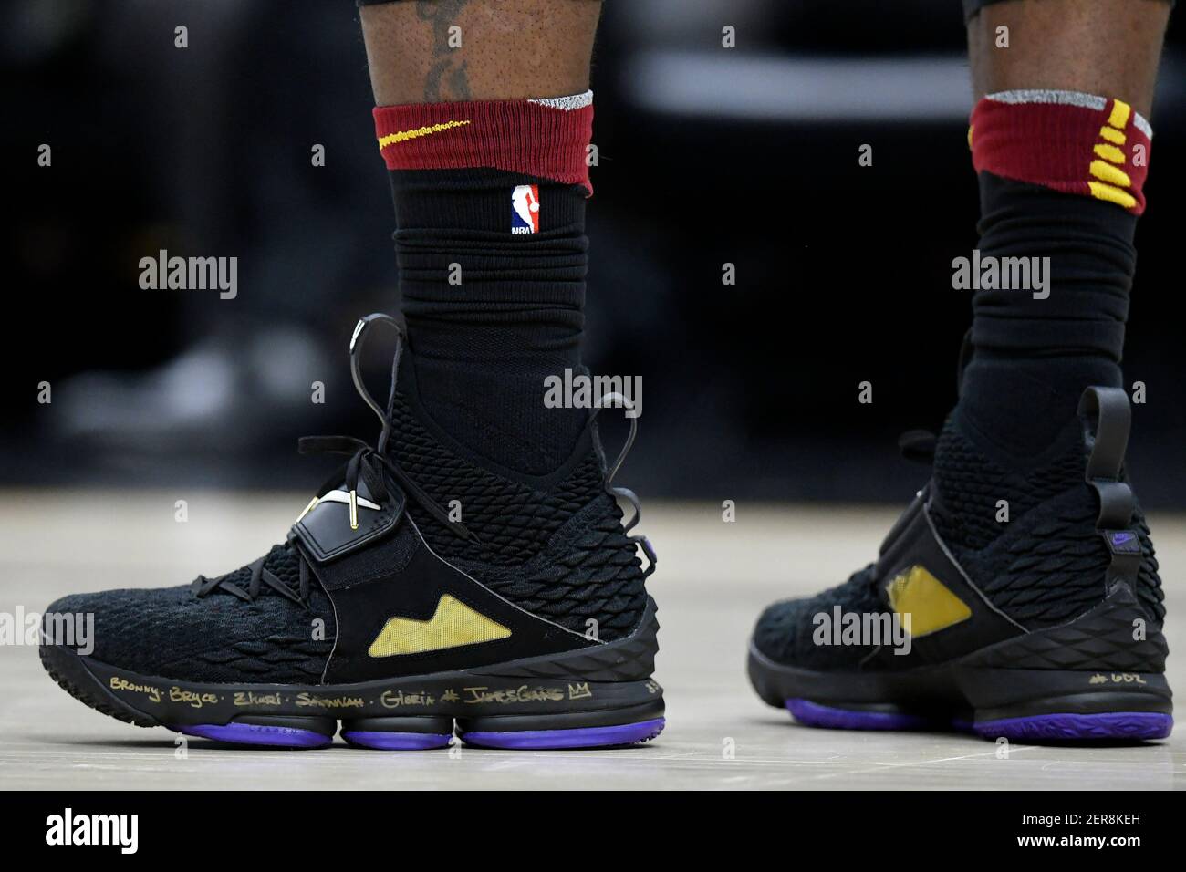 21 de mayo de 2018; Cleveland, OH, EE.UU.; Una visión general de los zapatos  de los Cavaliers de Cleveland adelantan a LeBron James (23) en el cuarto  cuarto cuarto del juego cuatro
