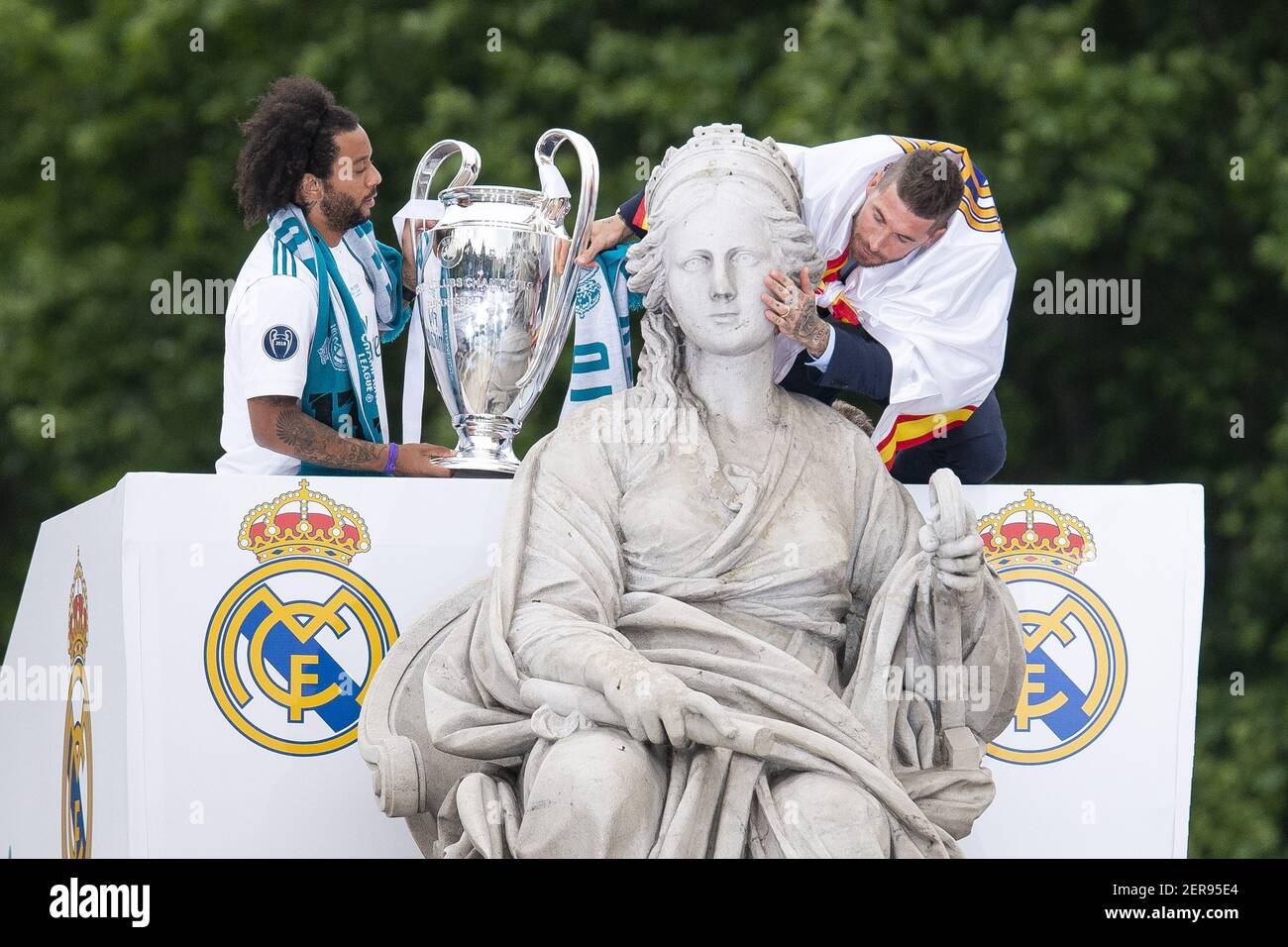 Real Madrid Marcelo y Sergio Ramos durante la celebración de la XIII Liga  de Campeones en la Fuente de Cibeles en Madrid, España. 27 de mayo de 2018.  (Foto de BorjaB.Hojas/Alter Photos/Sipa
