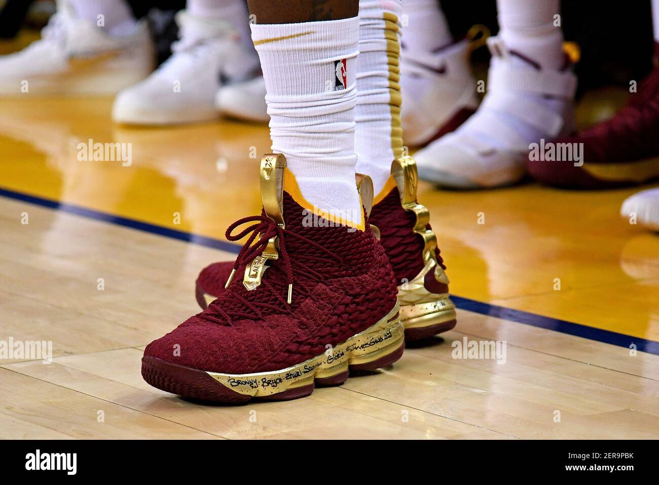 3 de junio de 2018; Oakland, CA, EE.UU.; Una vista de los zapatos de Cleveland Cavaliers adelante James (23) en el juego uno de los 2018 finales de la NBA en