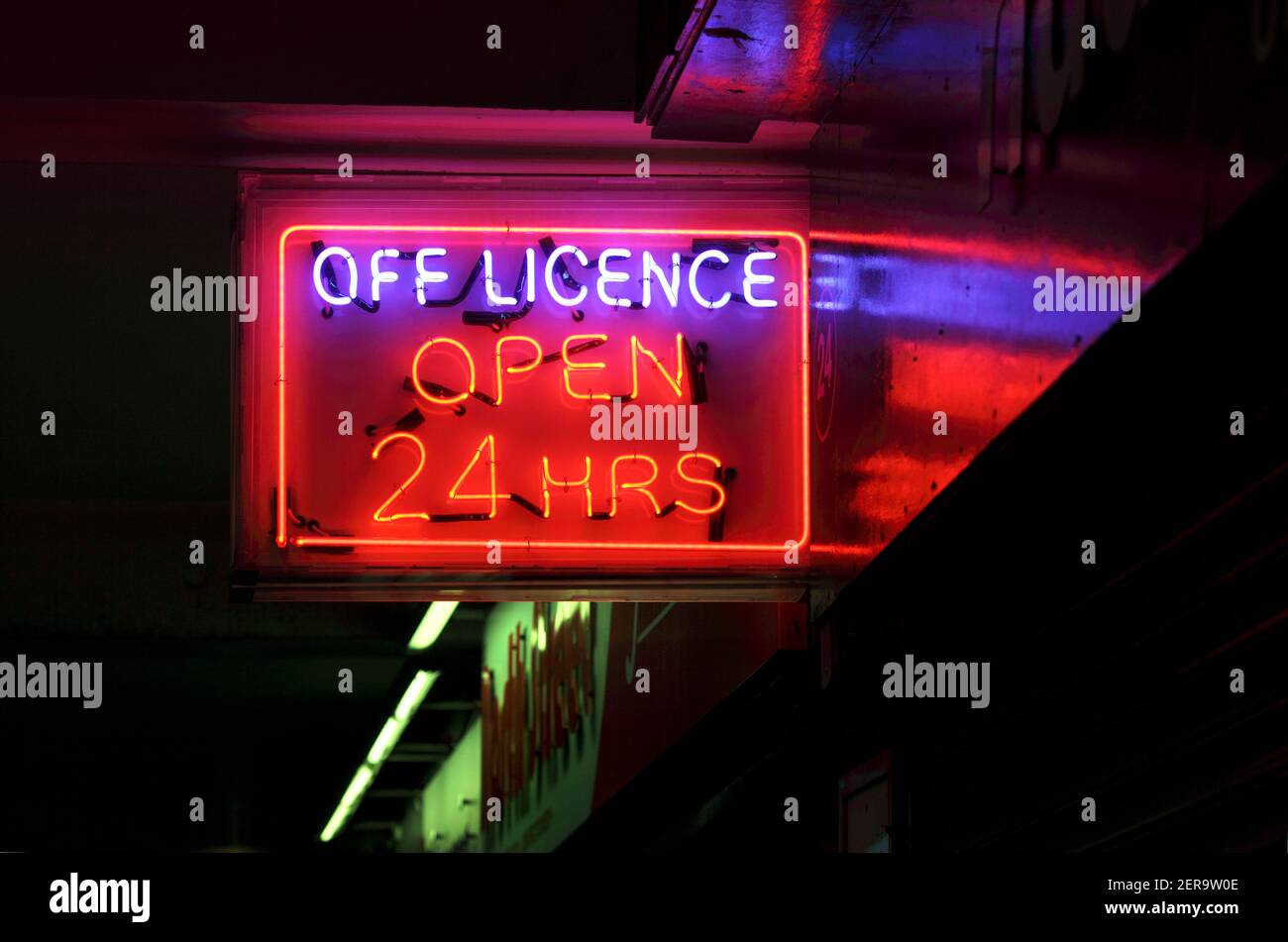 Firma de publicidad fuera de licencia 'abierto 24 horas', centro de la ciudad de Brighton. Foto de stock
