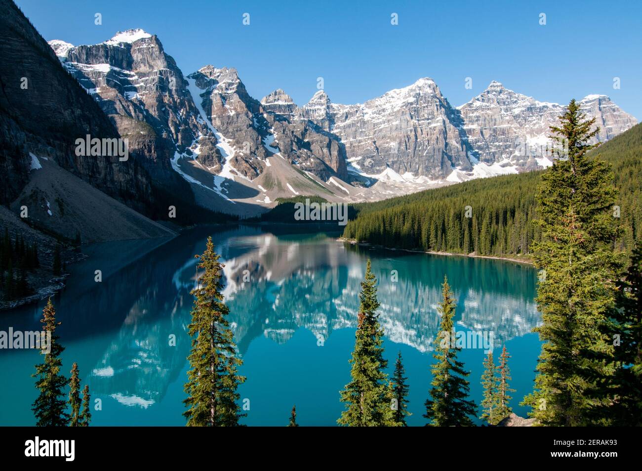 „Moraine Lake“ refleja los „Wenkchemna Peaks“, el Valle de los diez Picos, un emblemático lugar de referencia del Parque Nacional Banff en las Rocosas canadienses Foto de stock