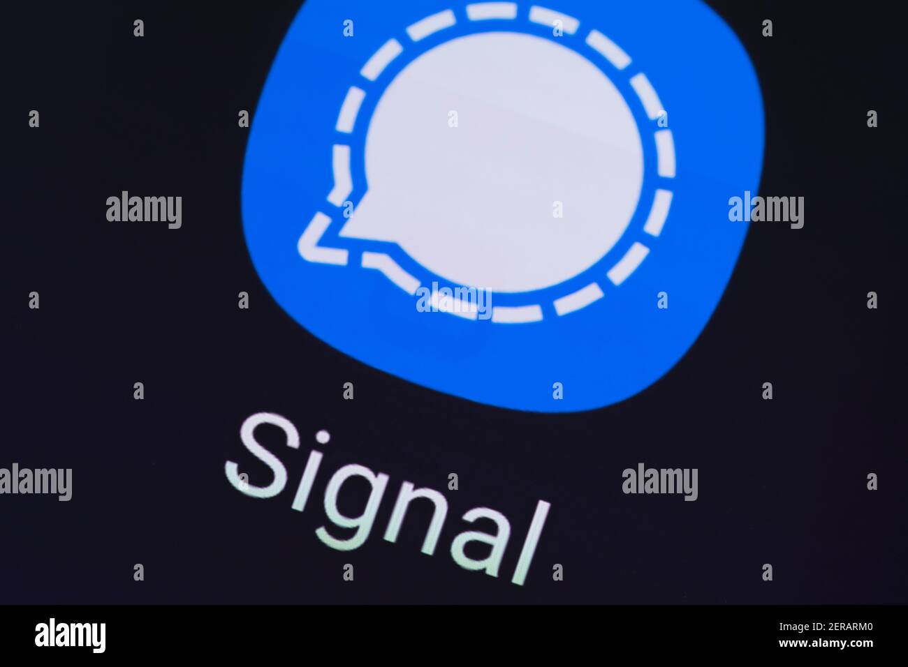 Una macro cierre del logotipo de la aplicación Signal en la pantalla del teléfono. Signal es un servicio de mensajería encriptada centralizado multiplataforma Foto de stock