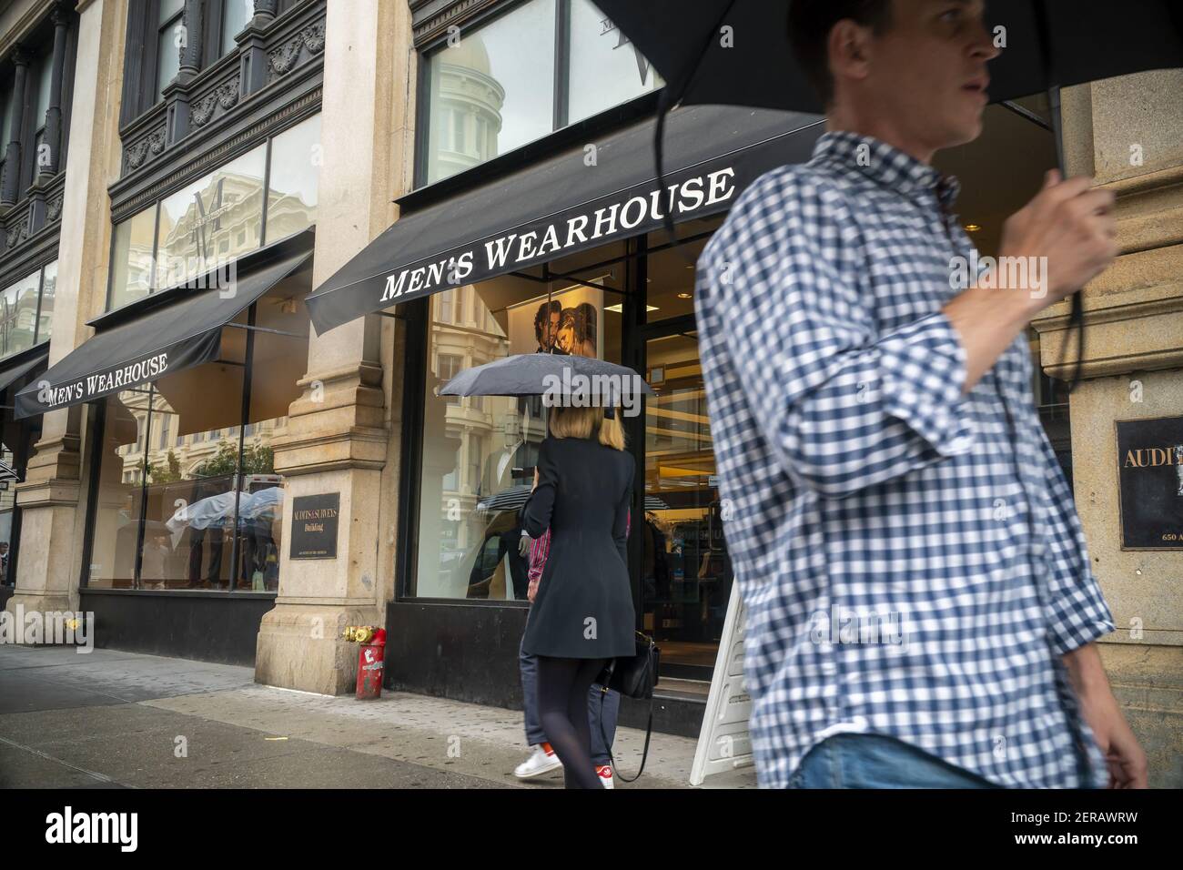 El miércoles 13 de junio de 2018 se puede ver en Nueva York una tienda de ropa hombre de Brands. Se prevé que las marcas a medida sus ganancias hoy