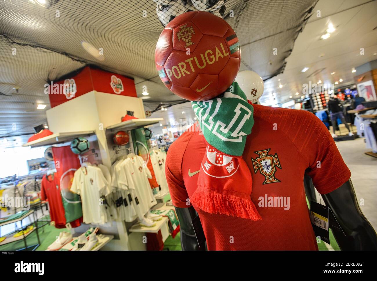 Porto, 14/06/2018- Camisolas do equipamento da seleção Portuguesa de futebol,  que participa no Mundial 2018, a decorrer na Rússia. (Pedro  Greirdeiro/Imágenes globales Fotografía de stock - Alamy