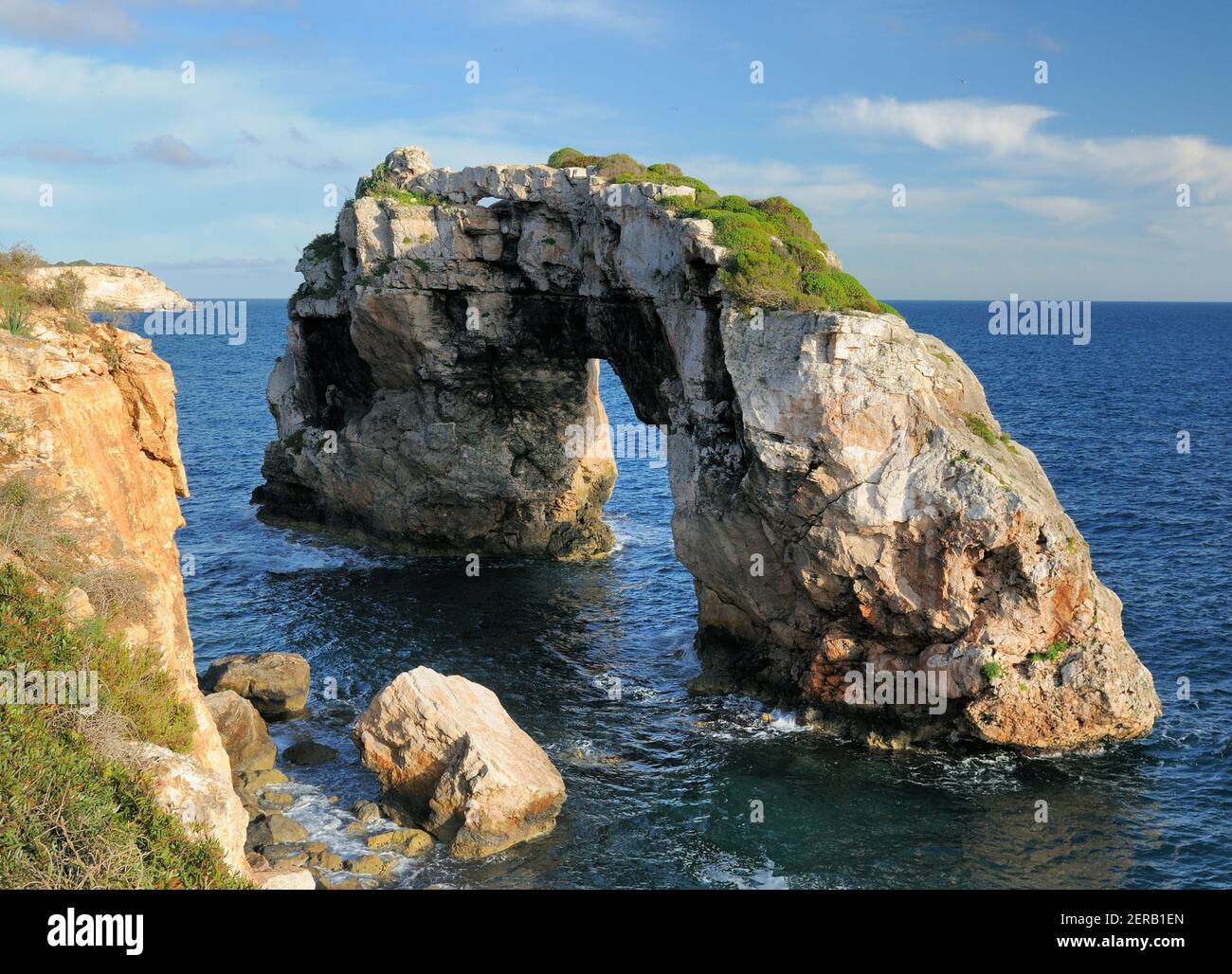 Famoso Arco de Roca es Pontas en la costa rocosa de El Mar Mediterráneo en Santanyi en la Isla de las Islas Baleares Mallorca on Un soleado día de invierno con un azul claro Foto de stock