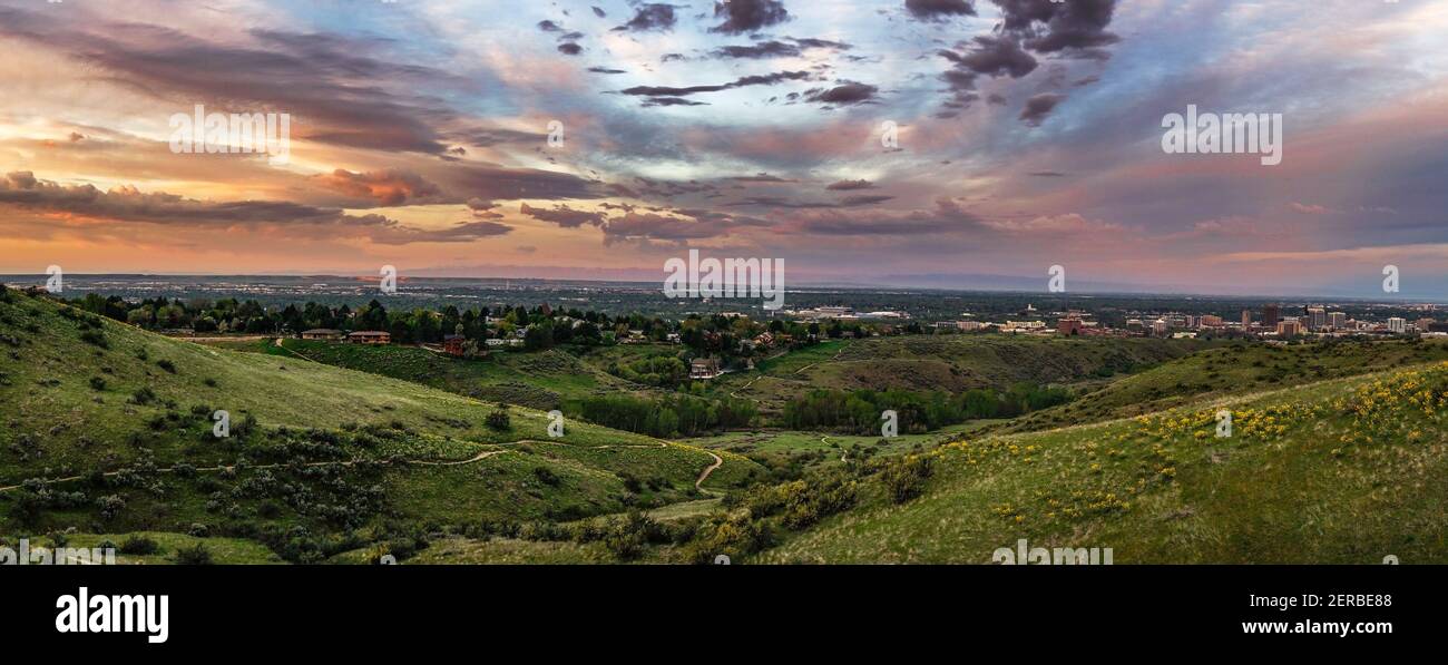 Imagen panorámica del amanecer de primavera de la ciudad de Boise desde Boise Foothills, Idaho. Foto de stock