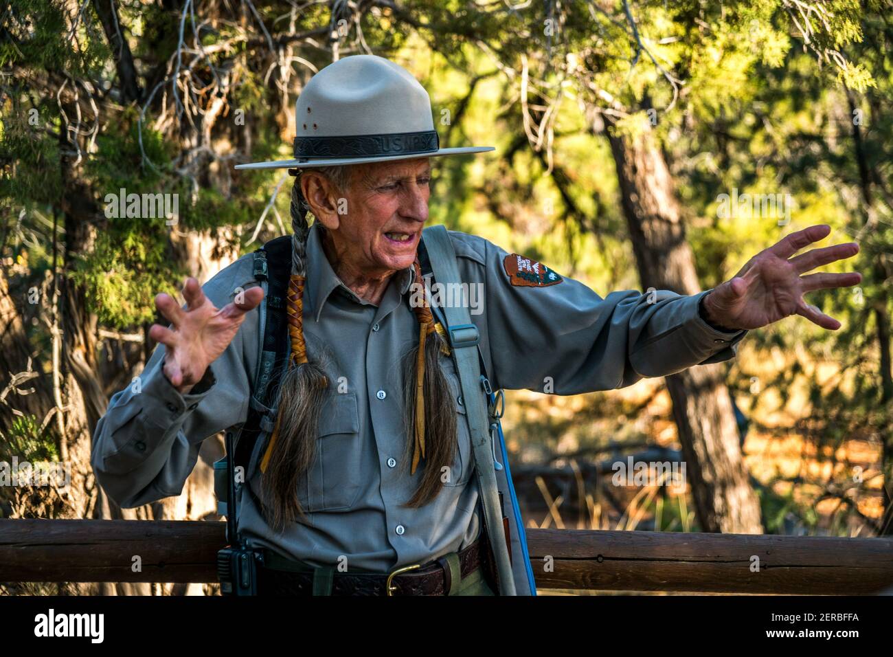 Guía turístico (David NightEagle) Comparte historia en el Parque Nacional Mesa Verde Foto de stock