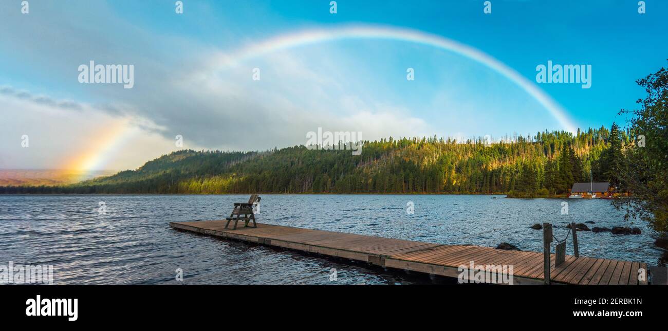 Scout Camp Swimming Dock y Rainbow en el Suttle Lake, Oregon Foto de stock