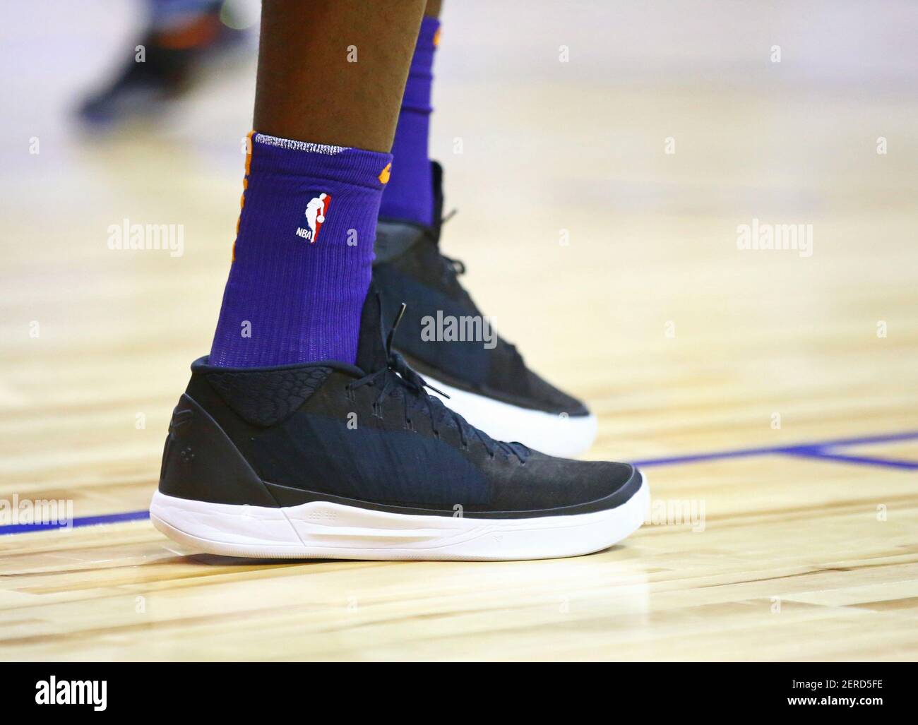 7 de julio de 2018; las Vegas, NV, EE.UU.; Vista detallada de las zapatillas  de baloncesto Kobe Bryant usadas por el Phoenix Suns Center Deandre Ayton  contra los Sacramento Kings durante un