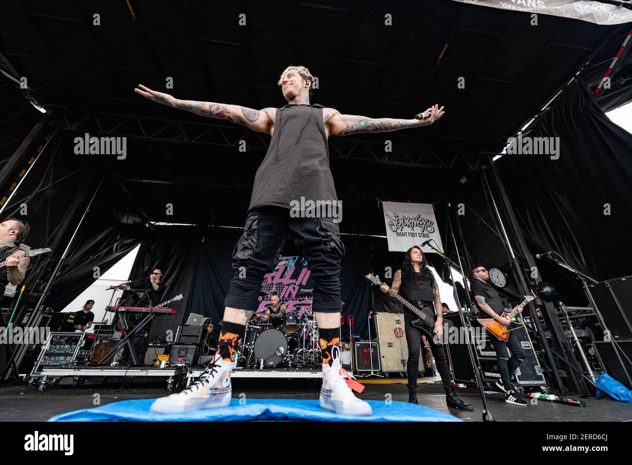 SAN ANTONIO, TX - 7 DE JULIO: Ronnie Radke de caer en reversa actúa durante  el 2018 Vans Warped Tour en EL AT&T Center el 7 de julio de 2018 en San