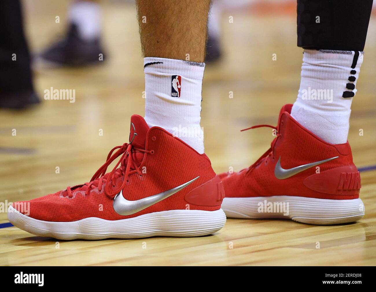 12 de julio de 2018; las Vegas, NV, EE.UU.; El centro Portland Trail  Blazers Zach Collins (33) se muestra usando zapatillas de deporte Nike  durante un partido contra los Atlanta Hawks en