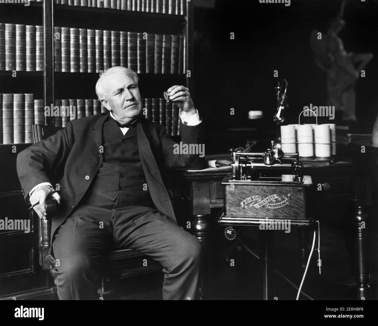 Thomas Alva Edison (1847–1931), inventor y empresario estadounidense que ha sido descrito como el mayor inventor de Estados Unidos, con su invención de Edison Business Phonograph en 1907. Foto de stock