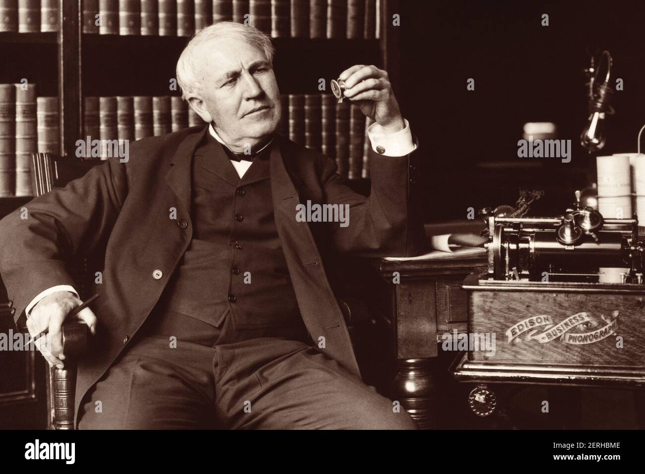 Thomas Alva Edison (1847–1931), inventor y empresario estadounidense que ha sido descrito como el mayor inventor de Estados Unidos, con su invención de Edison Business Phonograph en 1907. Foto de stock