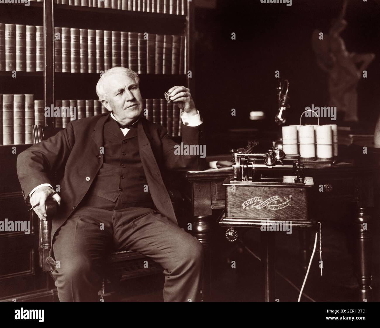 Thomas Alva Edison (1847–1931), inventor y empresario estadounidense que ha sido descrito como el mayor inventor de Estados Unidos, con su invención de Edison Business Phonograph en 1907. Foto de stock