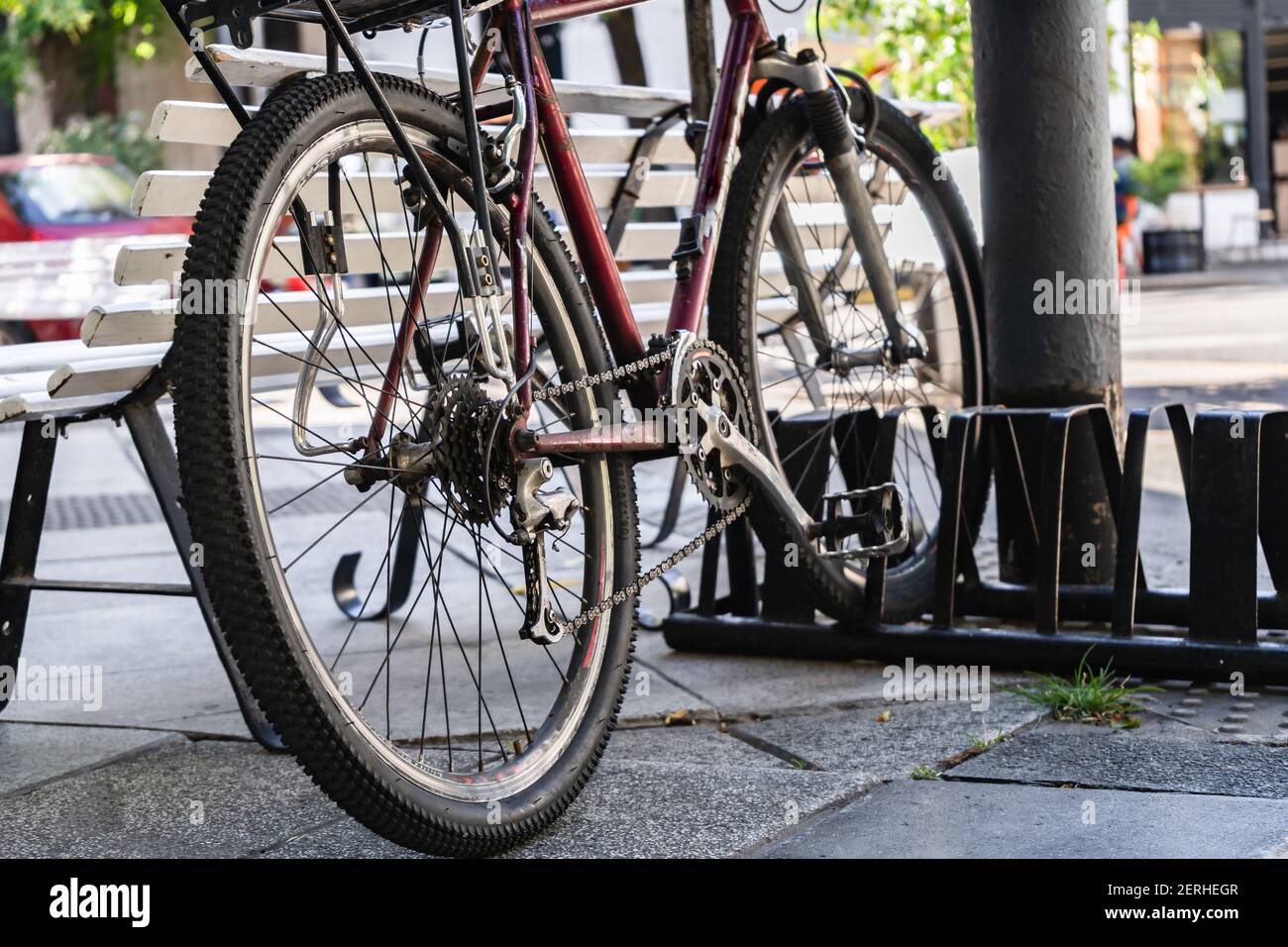 Bicicletas estacionadas en un estante para bicicletas en una esquina  Fotografía de stock - Alamy