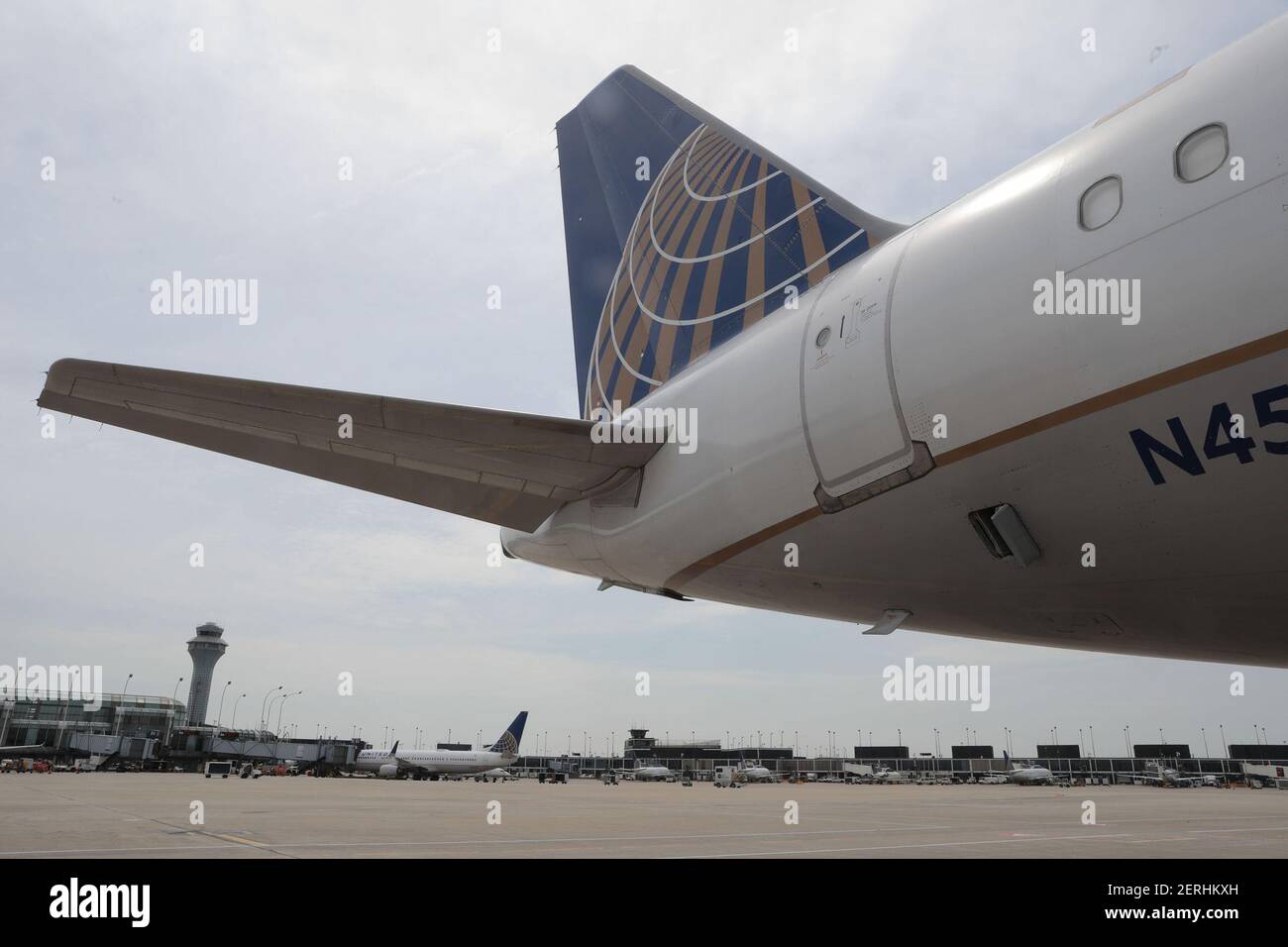 Los aviones de United Airlines se sientan a las puertas del aeropuerto  internacional o'Hare de Chicago en julio de 2018. El presidente Unido,  Scott Kirby, dijo que el transportista cobrará una tarifa