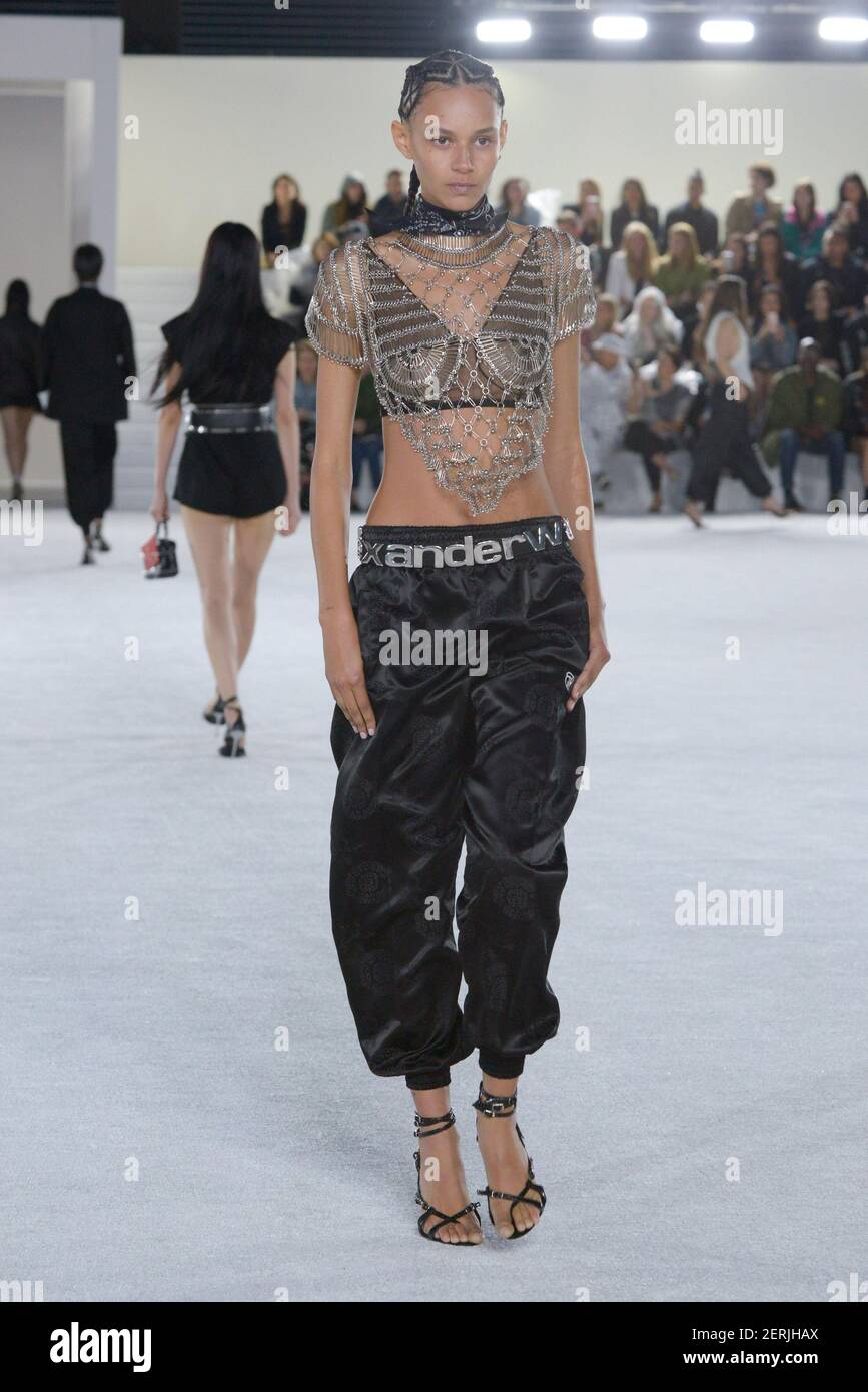 Model Binx Walton camina por la pista durante el Show de Moda Alexander  Wang durante el Verano de Primavera 2019-Colección 1, celebrado en Nueva  York, NY el 3 de junio de 2018. (