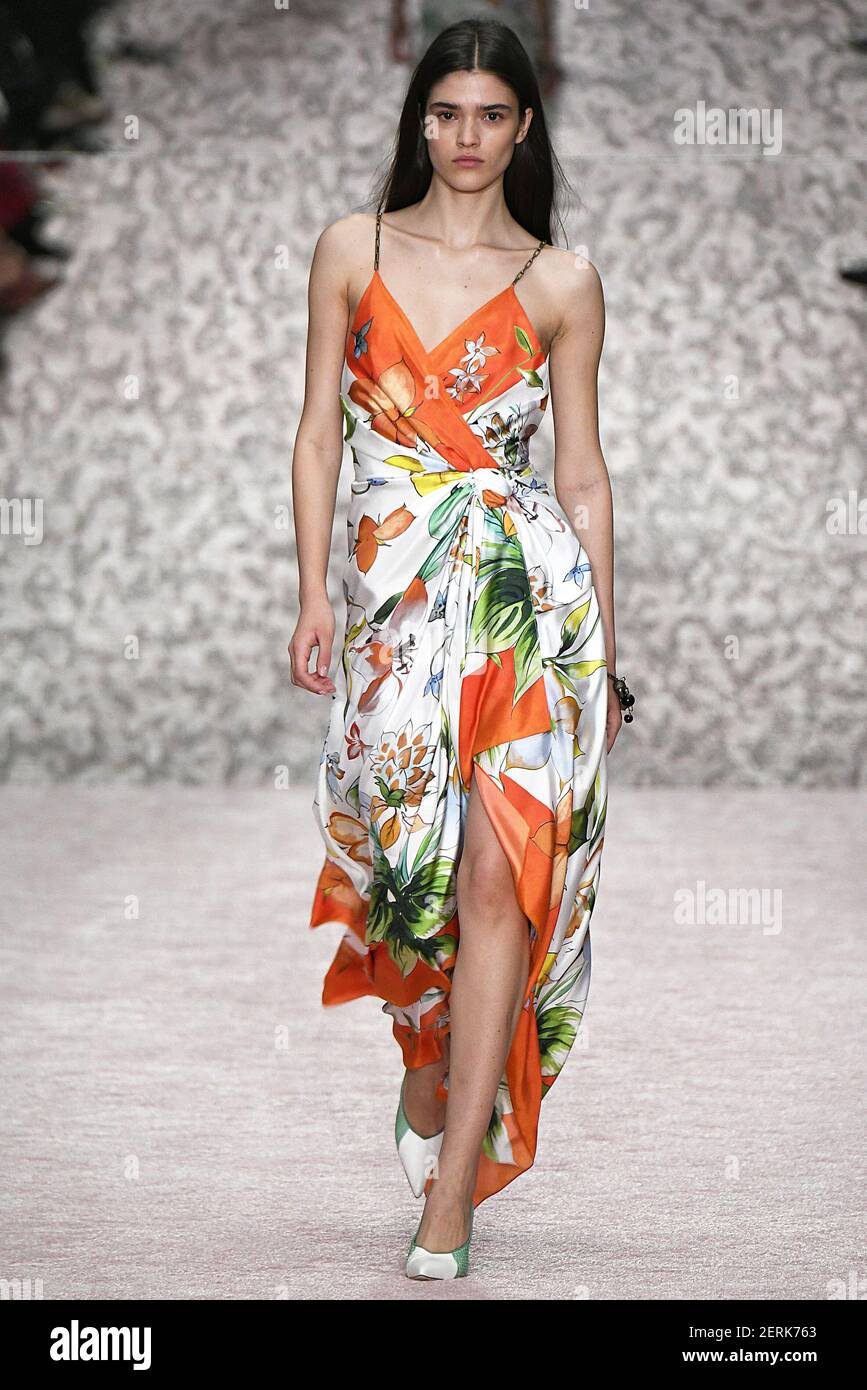 El modelo Alexandra MICU camina en la pista durante show de moda de Carolina Herrera en la Semana de la de Nueva York Primavera Verano 2019 celebrado en Nueva York,