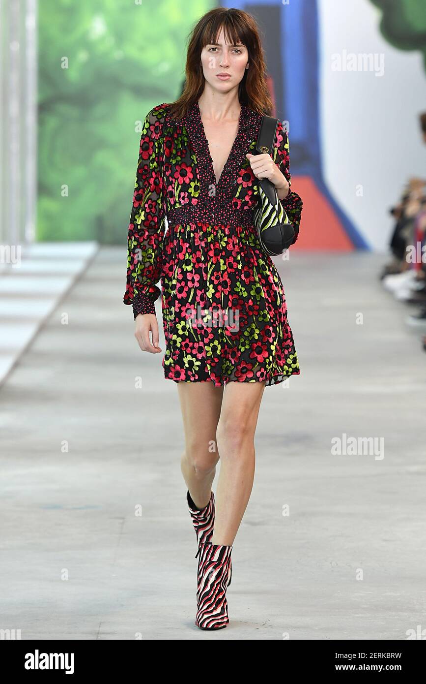 Model camina en la pista durante el Michael Kors New York Fashion Week Primavera  Verano 2019 Colección Fashion Show en Nueva York, NY el 12 de septiembre de  2018. ?(Foto de Jonas