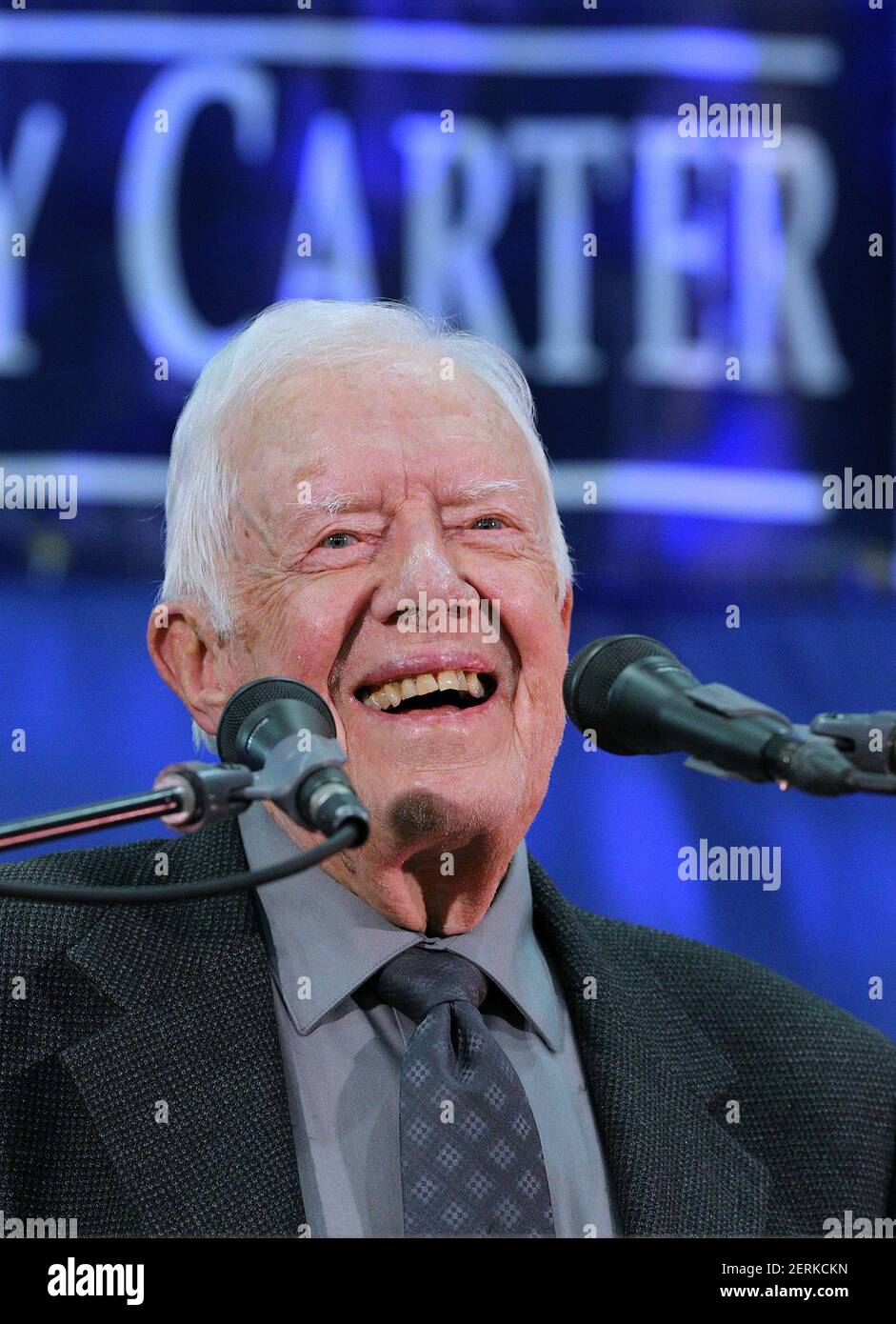 El ex presidente Jimmy Carter, de 93 años, responde a las preguntas de los estudiantes durante su ayuntamiento anual con el estudiante de primer año de la Universidad Emory en el gimnasio del campus el miércoles, 12 de septiembre de 2018, en Atlanta. (Foto de Curtis Compton/Atlanta Journal-Constitution/TNS/Sipa USA) Foto de stock
