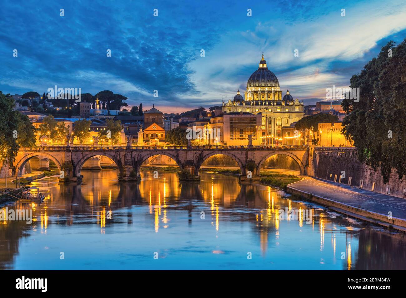 Roma Vaticano Italia, puesta del sol en el horizonte de la ciudad en la Basílica de San Pedro y el río Tíber Foto de stock