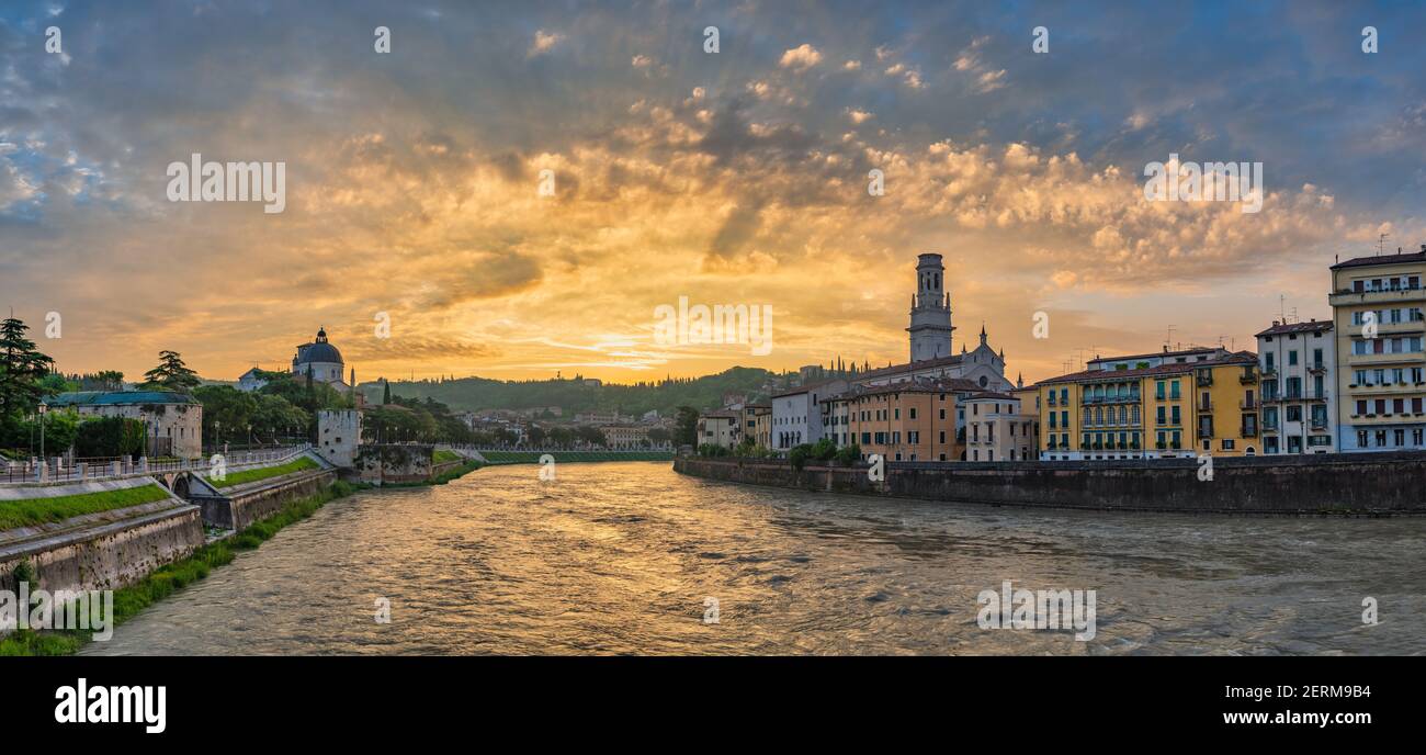 Verona Italia, vista panorámica del horizonte de la ciudad del amanecer en el río Adige y la catedral de Verona Foto de stock