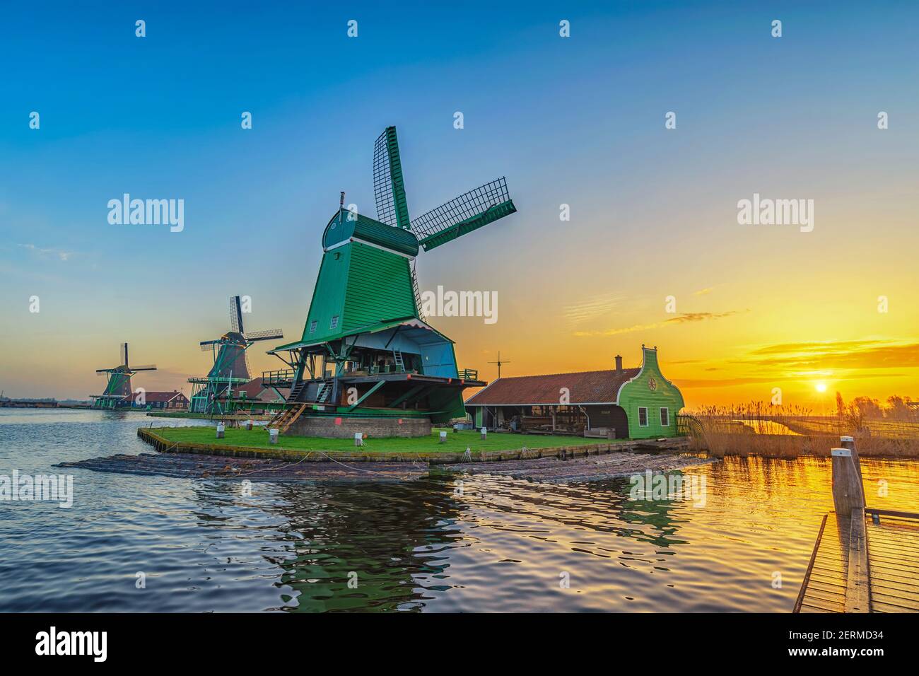 Amsterdam países Bajos, Sunrise paisaje de molino holandés y casa tradicional en Zaanse Schans Village Foto de stock