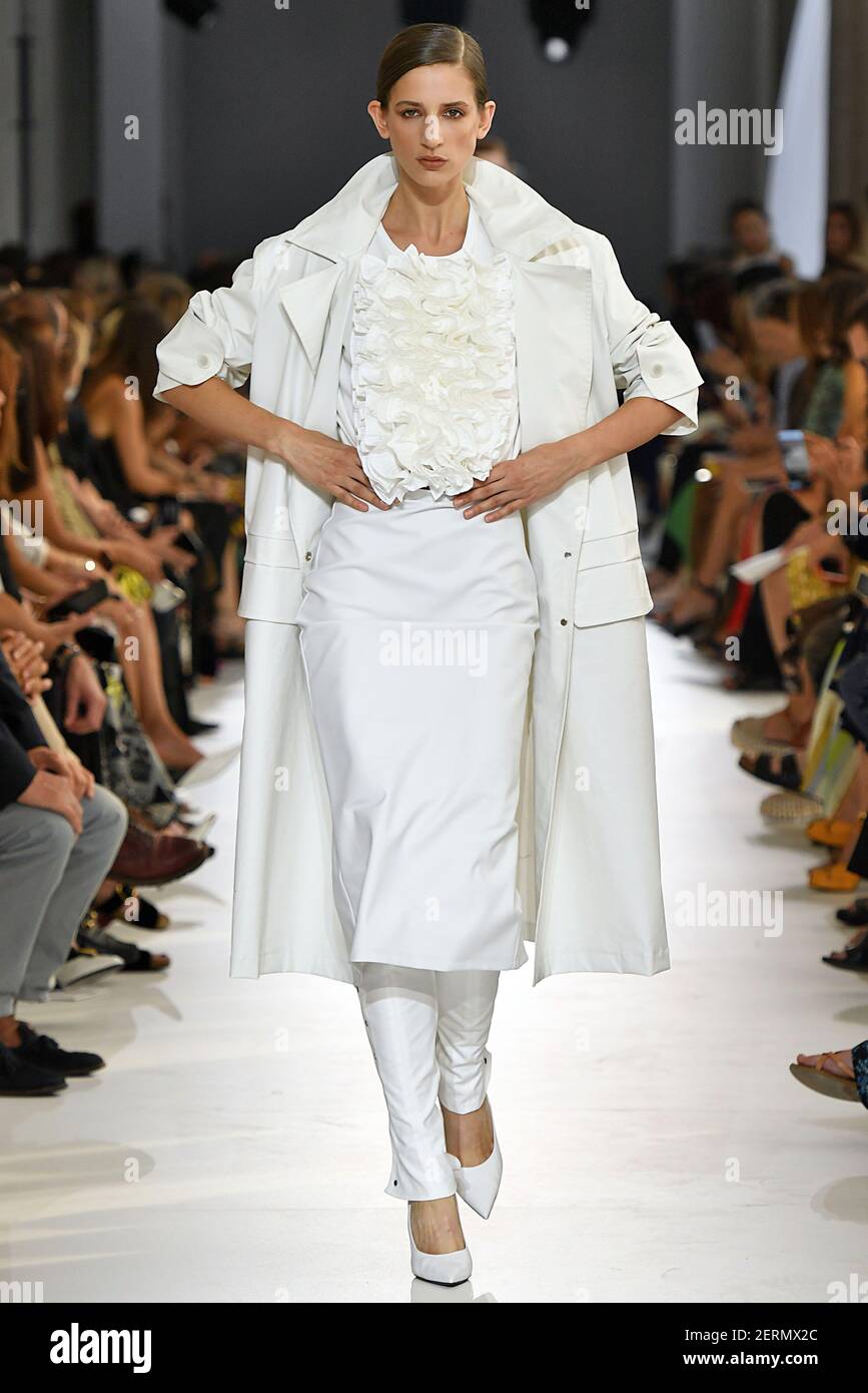 El modelo Rachel Marx camina en la pista durante el Max Mara Fashion show durante la Semana de la Moda Milán Primavera Verano 2019 en Milán, Italia el de