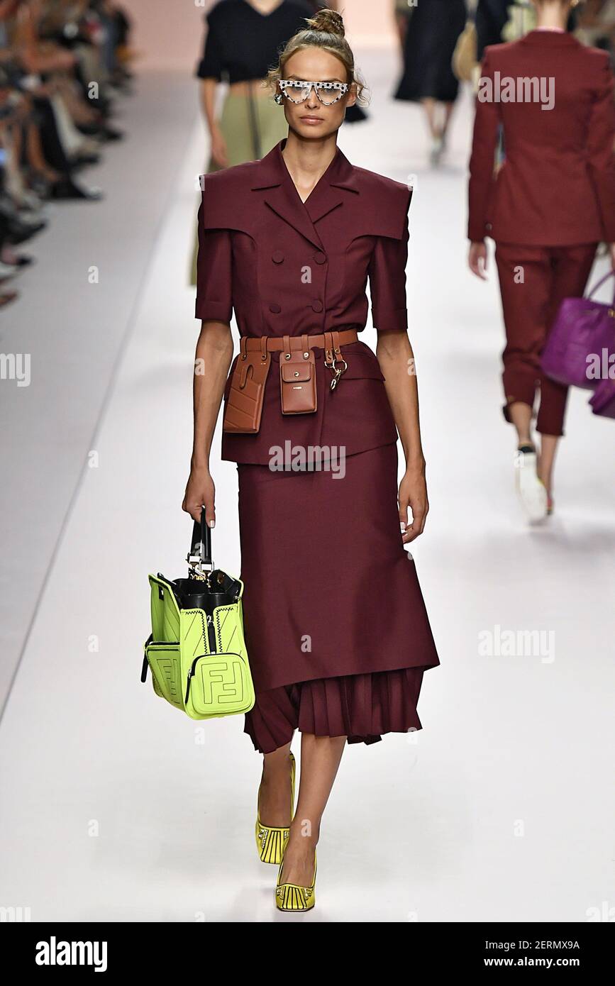 Modelo Birgit Kos camina en la pista durante el espectáculo de moda Fendi  durante la Semana de la Moda de Milán Primavera Verano 2019 celebrado en  Milán, Italia el 20 de septiembre