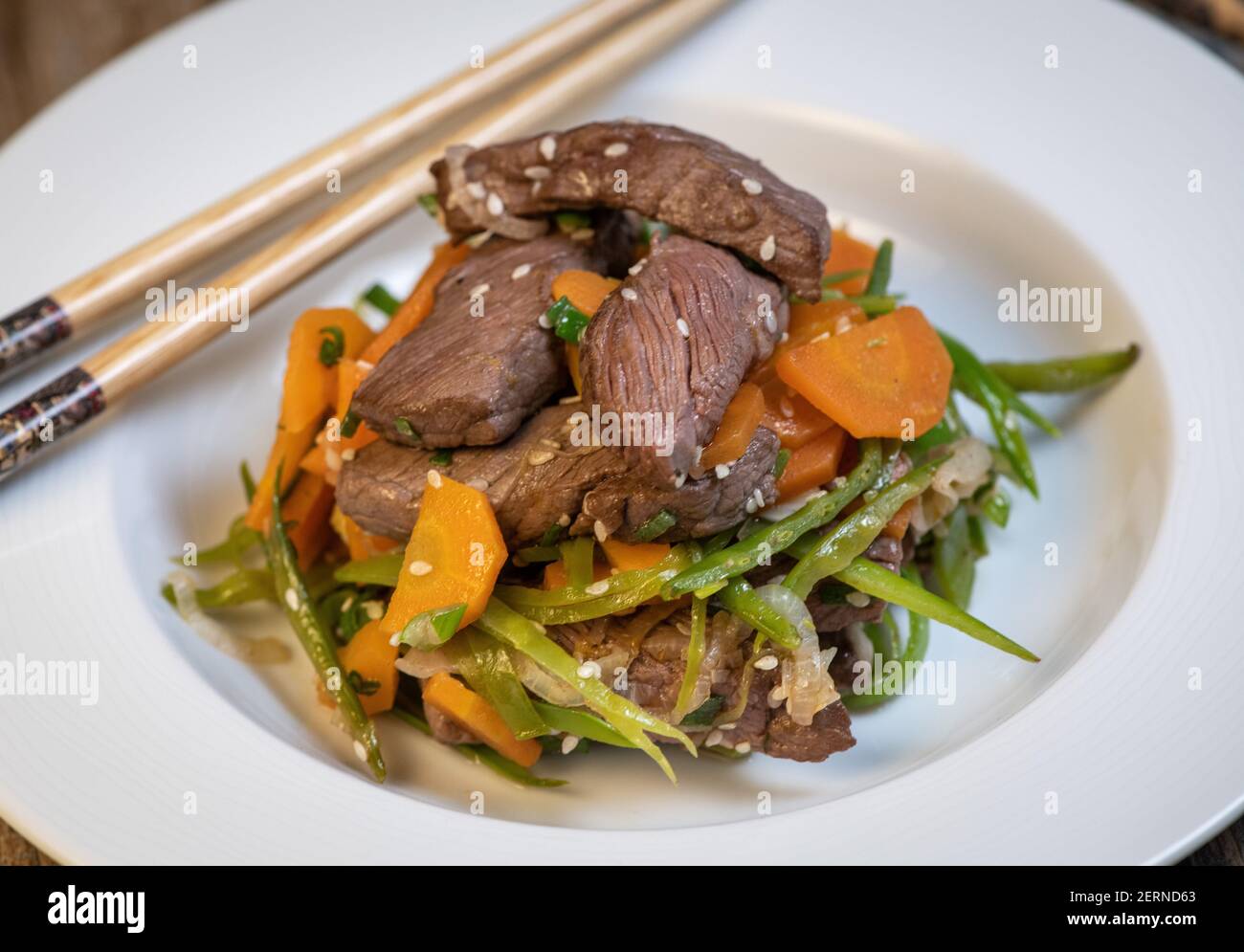 Receta Sésamo carne wok, verduras de verano picadas Fotografía de stock -  Alamy