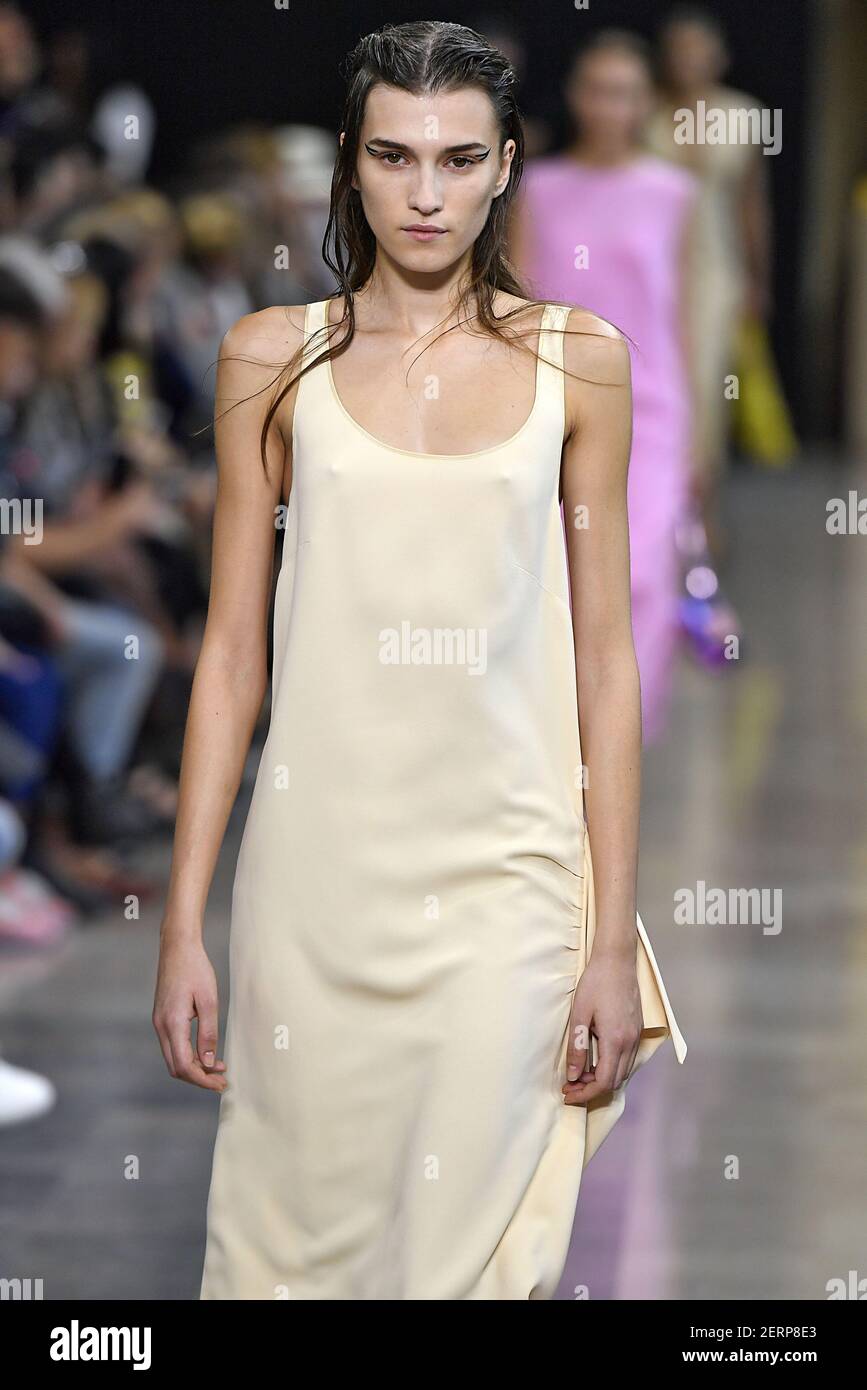 Vacante Resignación Apariencia El modelo Irina Djuranovic camina por la pista durante el Show de Moda de  Rochas durante la Semana de la Moda de París Primavera Verano 2019  celebrado en París, Francia el 26
