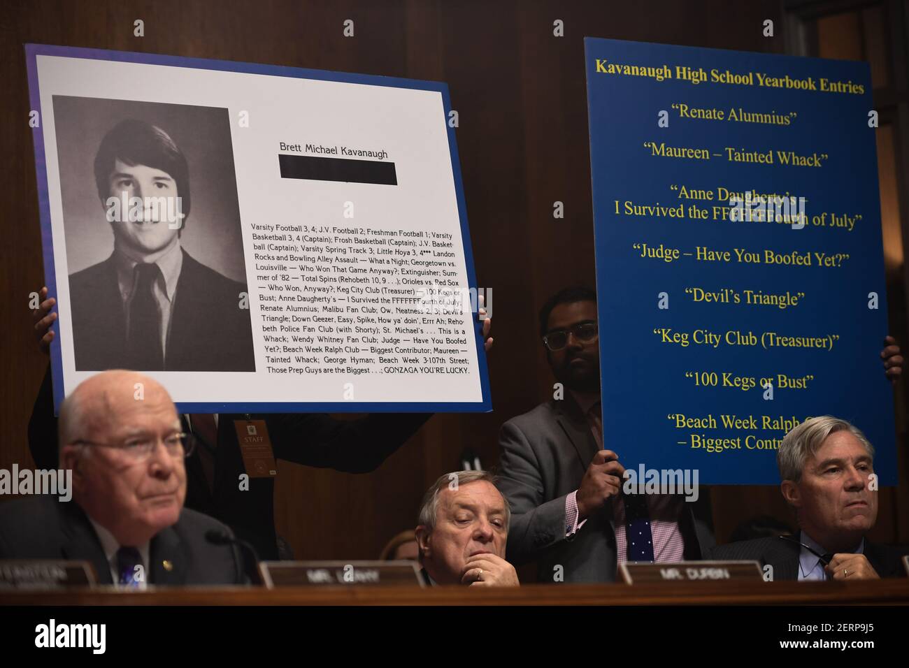 Extractos de su anuario de secundaria se muestran como el candidato de la Corte Suprema Brett Kavanaugh testifica ante el Comité Judicial del Senado de Estados Unidos en Capitol Hill en Washington, DC, 27 de septiembre de 2018. (Foto de SAUL LOEB/Pool/Sipa USA) Foto de stock