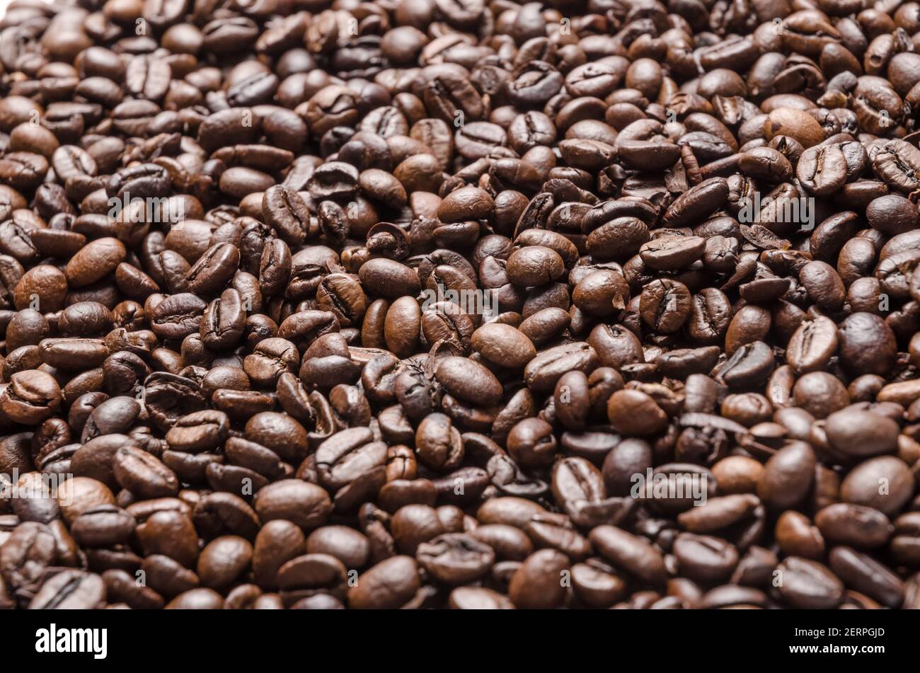 Granos de café espresso oscuro tostado, fondo de papel pintado de fotograma completo, primeros planos, vista plana desde arriba, vida, me encanta el concepto de café Foto de stock
