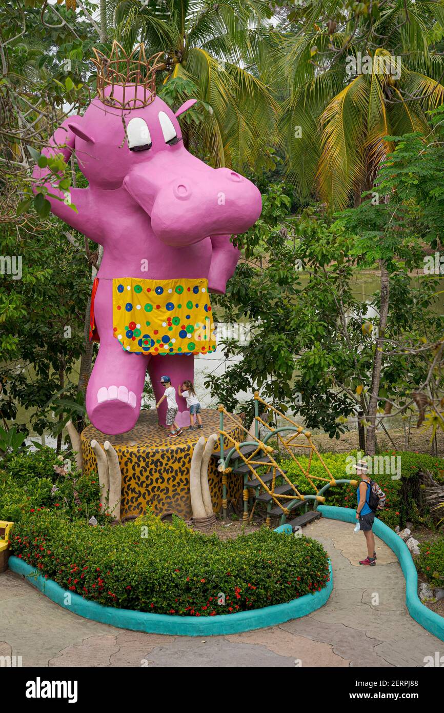 Puerto Triunfo, Colombia. 18 de febrero de 2021. Una estatua de hipopótamo  rosa se encuentra en el parque de atracciones 'Hacienda Nápolos'. Los  hipopótamos, que el narcotraido pablo Escobar alguna vez a