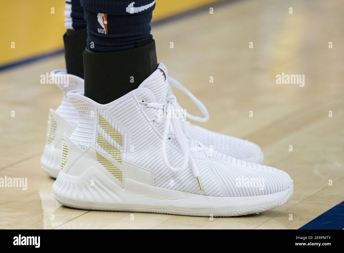 29 de septiembre de 2018; Oakland, CA, EE.UU.; Vista detallada de los zapatos  Adidas usados por Minnesota Timberwolves guardia Derrick Rose (25) durante  el segundo cuarto contra los Golden State Warriors en