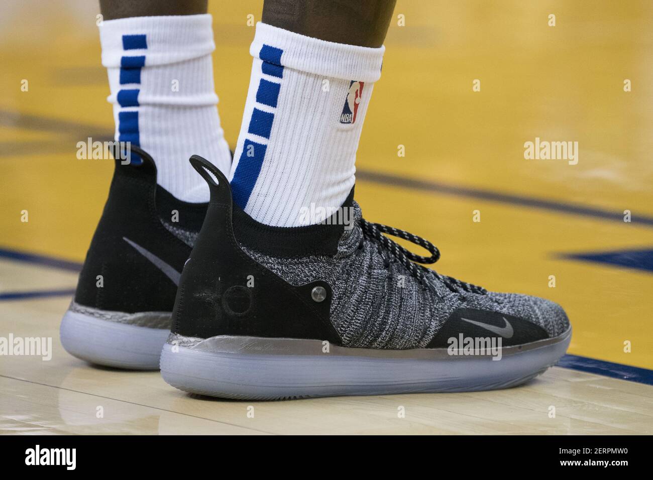 29 de septiembre de 2018; Oakland, CA, EE.UU.; Vista detallada de las  zapatillas Nike usadas por Golden State Warriors Forward Jordan Bell (2)  durante el primer cuarto contra los Timberwolves de Minnesota