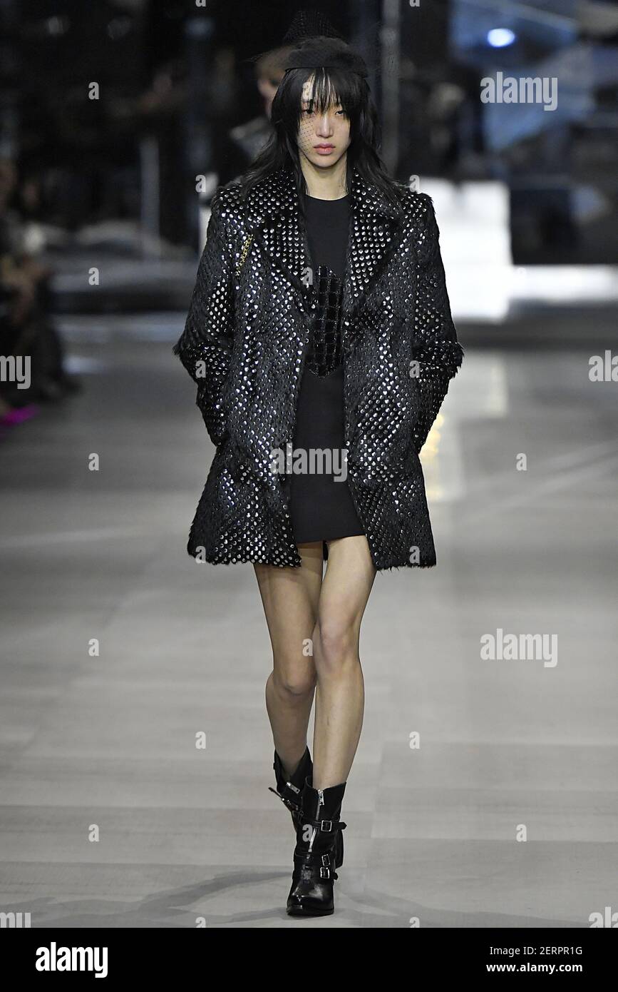 Sora Choi camina por la pista durante el Celine Fashion Show