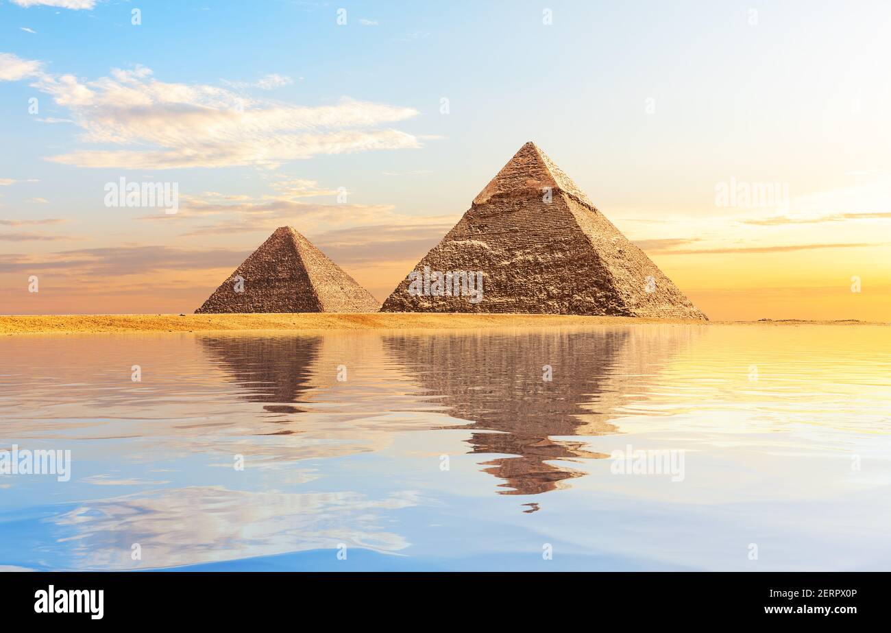 Pirámides de Egipto cerca del agua, Giza Foto de stock