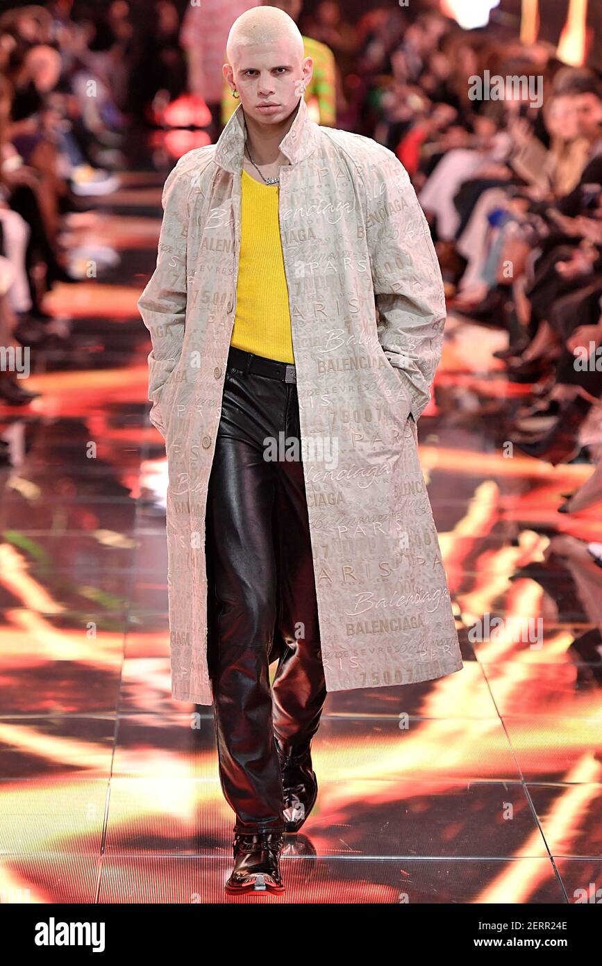 Model camina en la pista durante el Balenciaga Fashion Show durante la  Semana de la Moda de París Primavera Verano 2019 celebrado en París,  Francia el 30 de septiembre de 2018. (Foto
