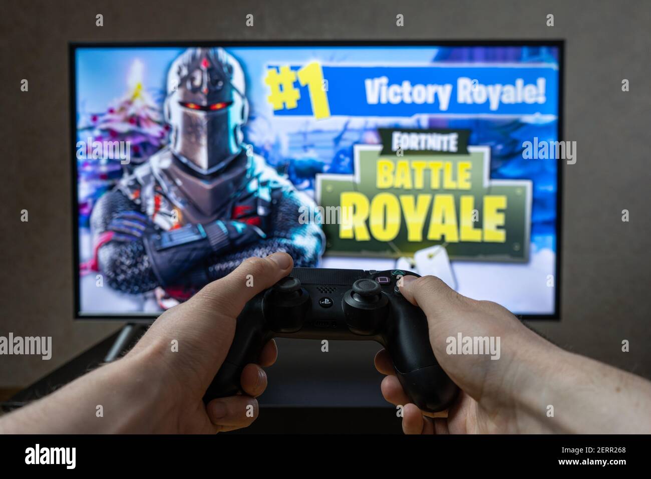 Jugando a videojuegos. Gaming Fortnite para PlayStation 4 Fotografía de  stock - Alamy