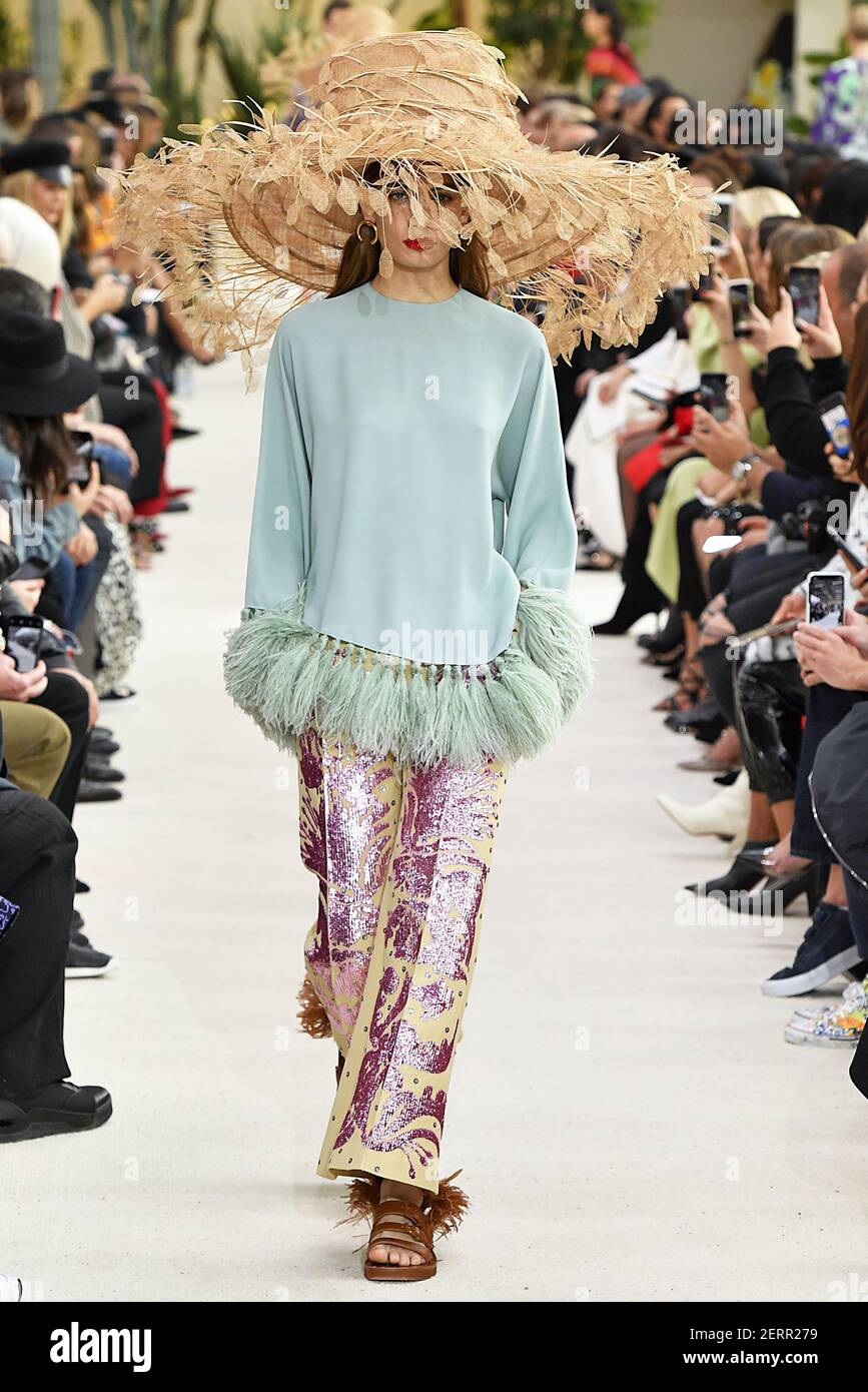 El modelo Nina Marker camina en la pista durante el Fashion Show durante la Semana la Moda de París Primavera Verano 2019 celebrado en París, Francia el 30 de septiembre