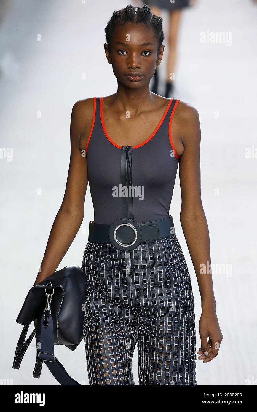 Imari Karanja camina en la pista durante el Hermes Fashion Show durante la  Semana de la Moda de París Primavera Verano 2019 celebrado en París,  Francia el 29 de septiembre de 2018. (