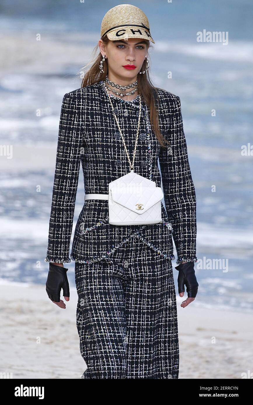 Modelo Nina Marker camina en la pista durante el Chanel Fashion Show la Semana de la Moda de París Primavera Verano 2019 celebrado en París, Francia el 2 de de