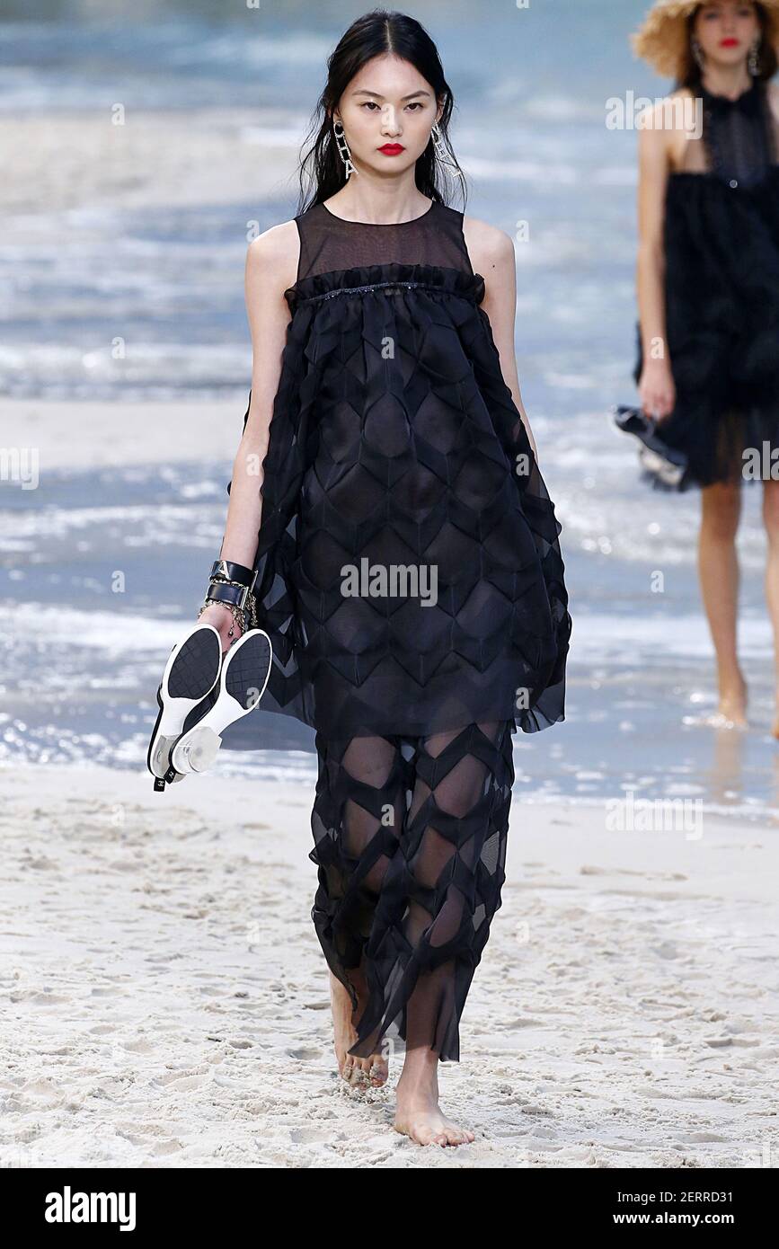 Model he Cong camina en la pista durante el Chanel Fashion Show durante la  Semana de la Moda de París Primavera Verano 2019 celebrado en París,  Francia el 2 de octubre de